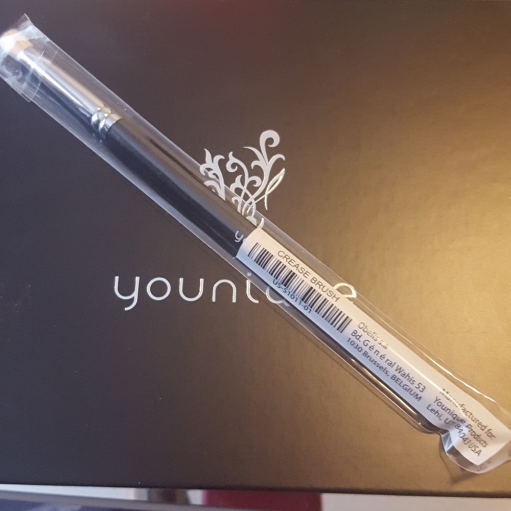 Younique professional crease brush